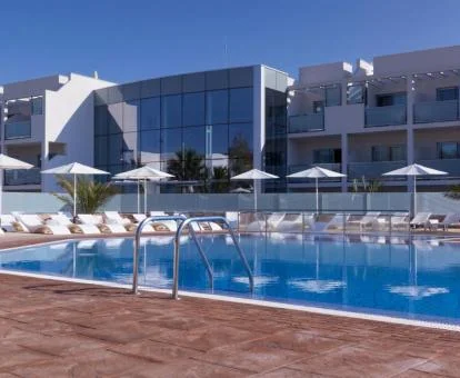 Edificio de este hotel con encanto con piscina exterior.