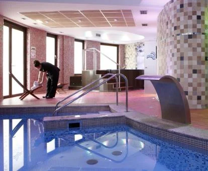 Zona de aguas del centro de bienestar del hotel.