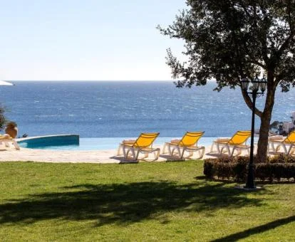 Piscina de borde infinito con vistas al mar de este hotel romántico.