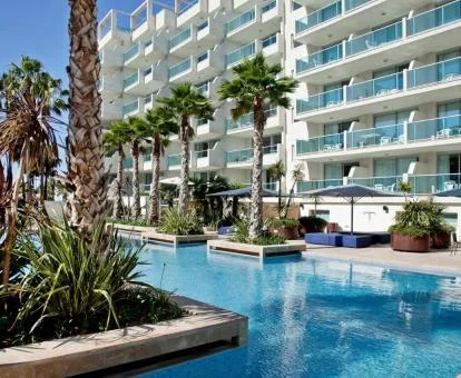 Zona exterior con piscina rodeada de jardines de este hotel con encanto.