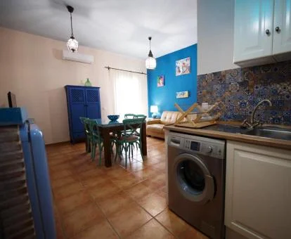 Interior de esta acogedora casa independiente con piscina compartida.