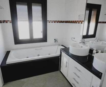 Baño con bañera de hidromasaje privada del apartamento dúplex deluxe.