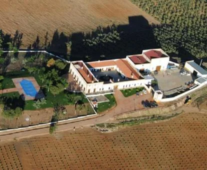 Vista aérea de este bello hotel rural con zonas exteriores y piscina.