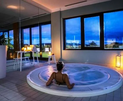Mujer disfrutando del jacuzzi del centro de bienestar de este coqueto hotel boutique.