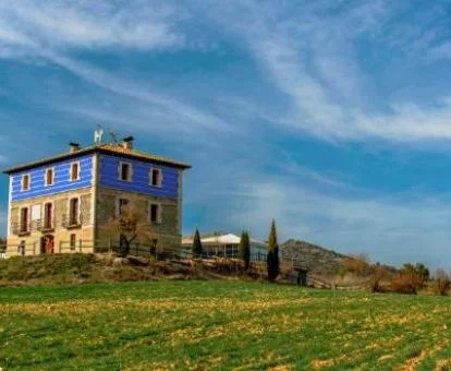 Hermoso edificio rural rodeado de grandes extensiones de campo de este acogedor hotel.