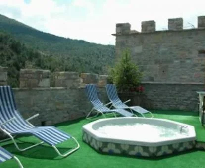 Terraza solarium con jacuzzi exterior de este hotel rural.