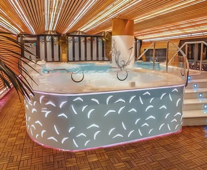 Zona de aguas del centro de bienestar del hotel.