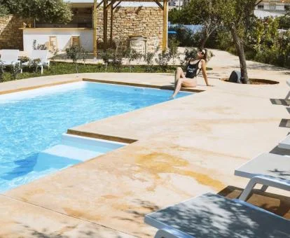 Preciosa piscina exterior con solarium y bellos jardines de este hotel solo para adultos.