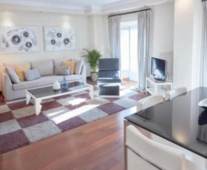 Interior de uno de los luminosos apartamentos de este establecimiento.