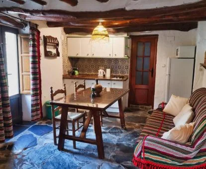 Interior de esta acogedora casa independiente de estilo rústico.