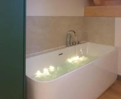 Jacuzzi privado en funcionamiento de este apartamento dúplex.
