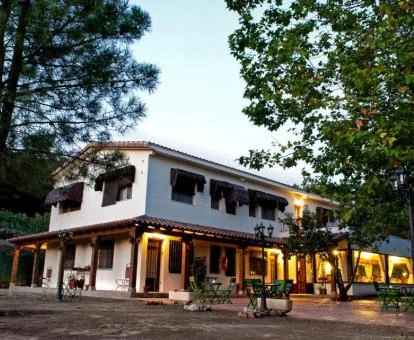 Edificio de este hotel tradicional con zonas exteriores.