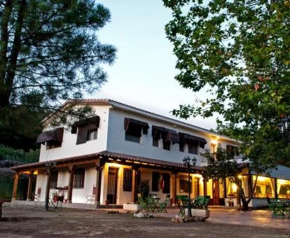 Edificio de este hotel boutique rural con zonas exteriores rodeado de vegetación.