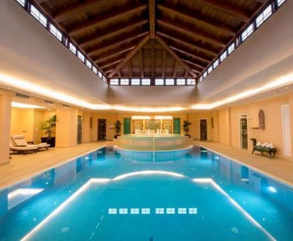 Piscina cubierta con zona de relajación del spa.