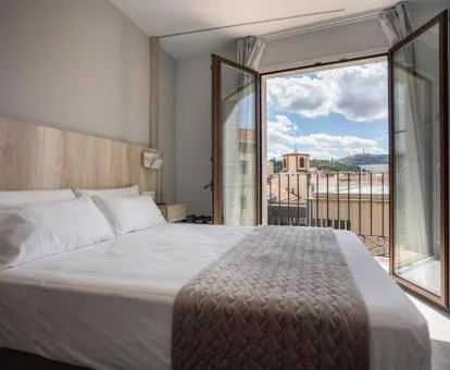 Una de las modernas habitaciones dobles con balcón de este hotel boutique.