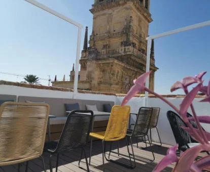 Terraza con mobiliario y vistas de este acogedor hotel boutique.