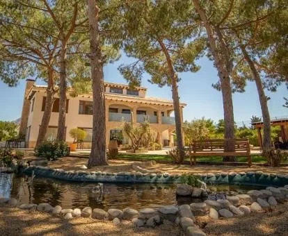 Edificio de este acogedor hotel boutique en un tranquilo entorno rodeado de naturaleza para descansar.