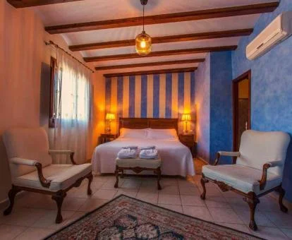 Una de las acogedoras habitaciones de estilo tradicional del hotel.