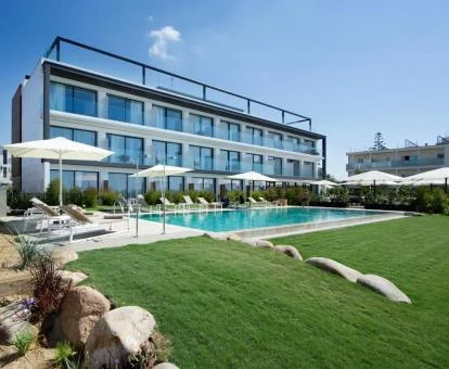 Edificio de este bonito hotel con encanto con amplios jardines y piscina exterior.