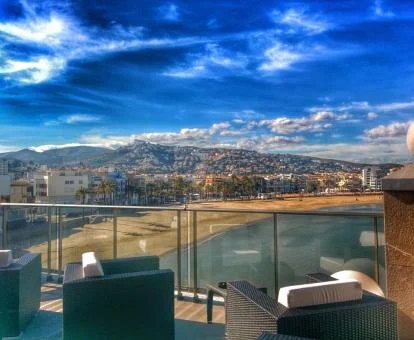 Preciosa zona exterior con vistas al mar del hotel.