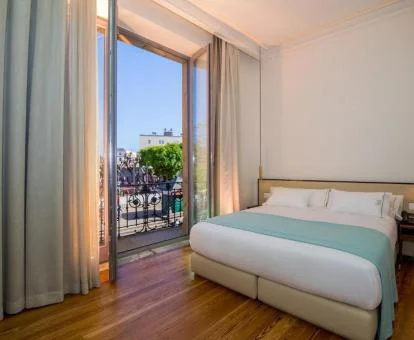 Una de las acogedoras habitaciones con balcón y vistas del hotel.