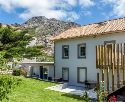 Coqueto hotel con encanto con amplios jardines.