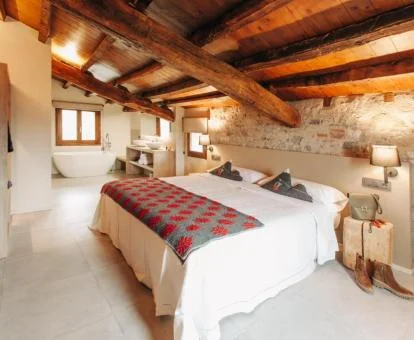 Una de las amplias habitaciones de este acogedor hotel rural.