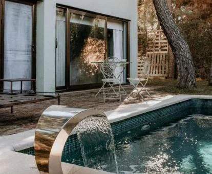 Una de las preciosas suites independientes con piscina privada del alojamiento.