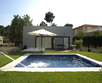 Uno de los alojamientos independientes con piscina privada de este establecimiento rural.