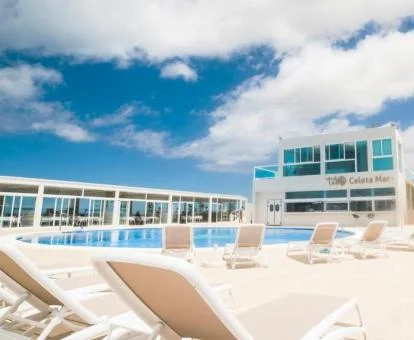 Moderno edificio de este fabuloso hotel boutique con piscina exterior.