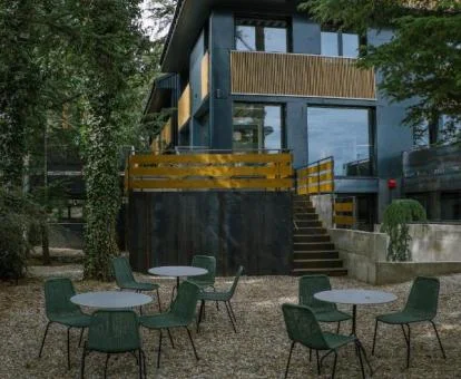 Edificio de este precioso hotel de estilo alpino rodeado de naturaleza.