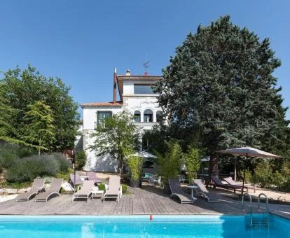 Edificio de este hermoso hotel boutique con piscina y spa.