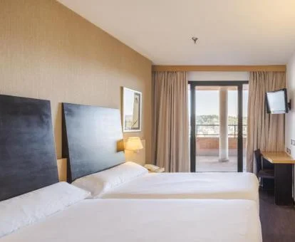 Una de las habitaciones con balcón y vistas del alojamiento.