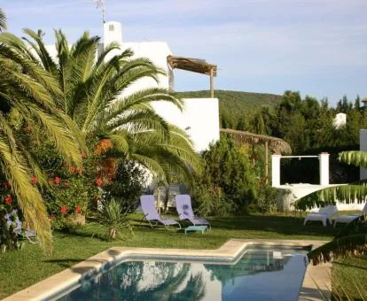 Agradable zona exterior con jardines y piscina al aire libre de este establecimiento.