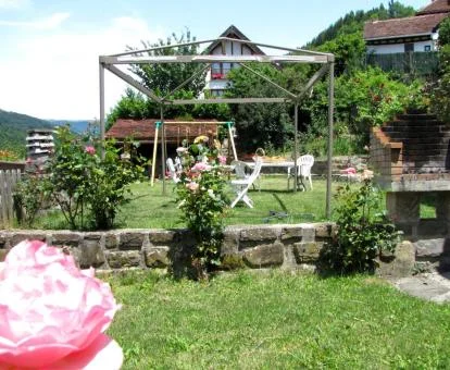 Preciosos jardines con mobiliario exterior de este hotel con encanto.