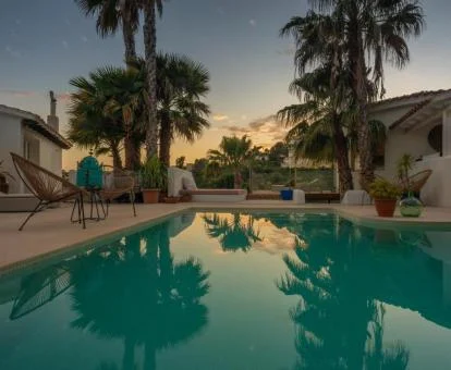 Acogedora zona exterior con piscina al aire libre y vegetación de este hotel boutique.