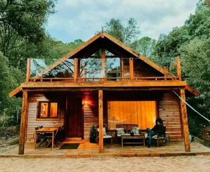 Una de las acogedoras cabañas en el bosque de este precioso establecimiento.