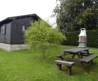 Una de las preciosas cabañas independientes de madera de este complejo rural.