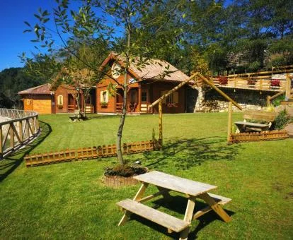 Preciosas cabañas rodeadas de jardines de este establecimiento rural.