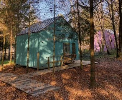 Preciosas casas de madera entre árboles de este precioso alojamiento rural.