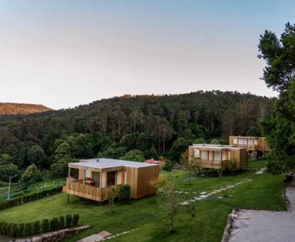 Cabañas de madera elevadas del suelo de este establecimiento rural.