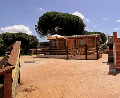 Una de las acogedoras cabañas de este coqueto establecimiento cerca de un lago.