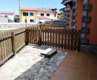 Apartamentos independientes con terrazas privadas de este establecimiento.