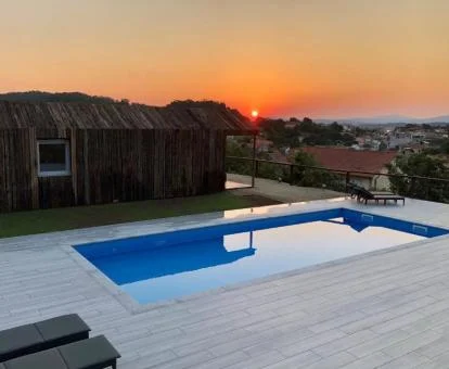 Zona exterior con piscina y vistas a los alrededores de este complejo de cabañas.