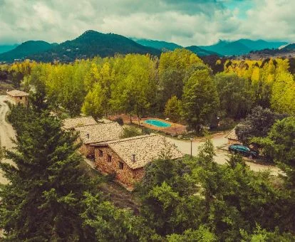 Vista aérea de este maravilloso establecimiento rural con cabañas en plena naturaleza.