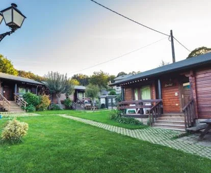 Establecimiento rural de casas independientes con amplios jardines en un tranquilo entorno natural.