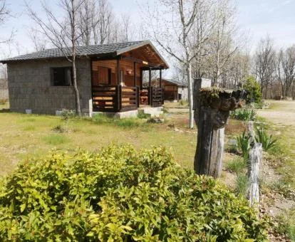 Establecimiento rural que ofrece acogedoras cabañas independientes.