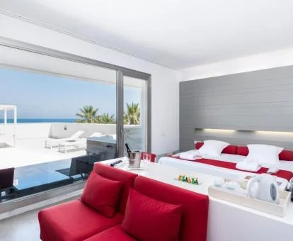 Una de las amplias habitaciones con gran terraza y vistas al mar del hotel.