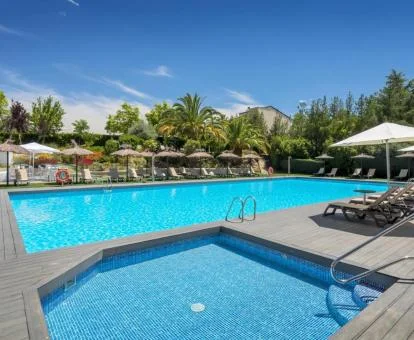 Piscinas exteriores rodeadas de vegetación de este hotel con encanto.