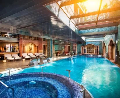 Piscina cubierta con elementos de hidroterapia de este precioso hotel de playa.